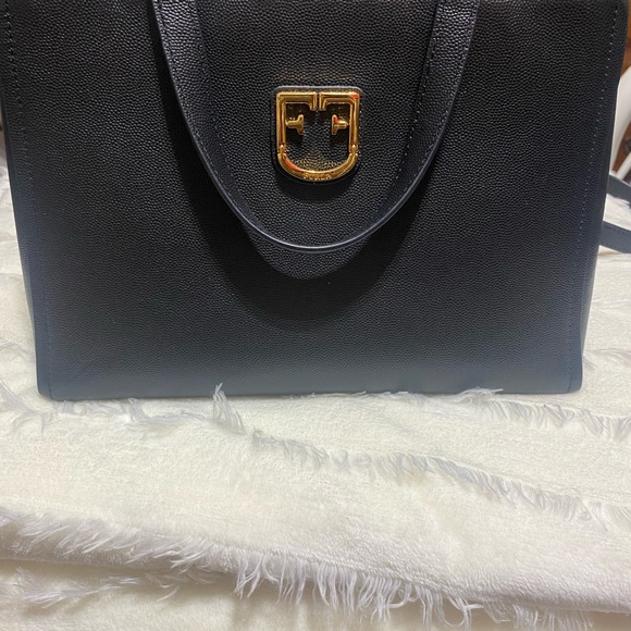 Furla in gold hardware 2 way with strap is removable - Picture 2 of 9